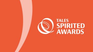 Oranžový a bledoružový abstraktný vírivý dizajn s bielym kruhovým logom a textom "TALES SPIRITED AWARDS" na pravej strane