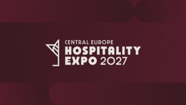 Biely logotyp s geometrickým symbolom a nápisom "Central Europe Hospitality Expo 2027" na burgundskom pozadí.